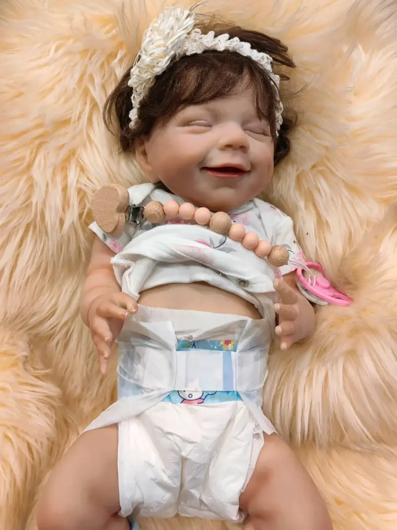 Muñeca reborn con chupete y ropa floral - 4
