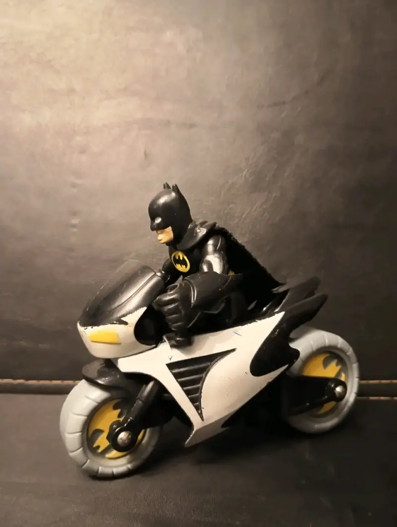 Figura de acción Batman en moto - 1