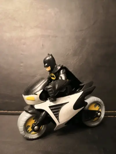 Figura de acción Batman en moto - miniatura 1
