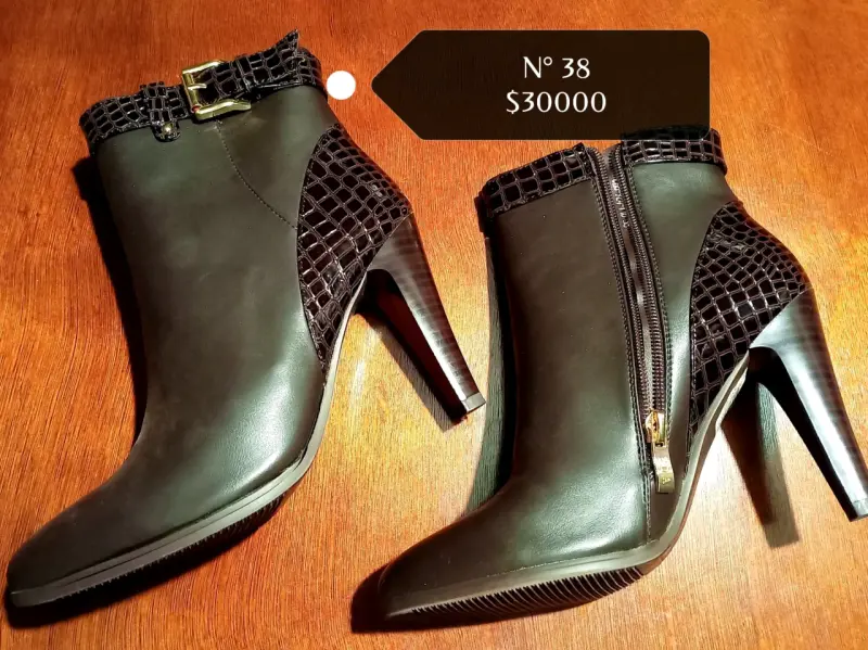 Botines de tacón alto negros con diseño de cocodrilo