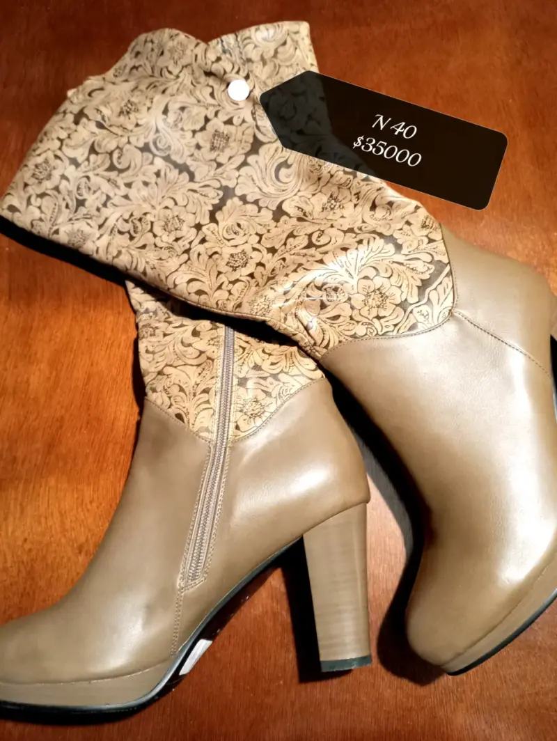 Botas de tacón alto beige con diseño floral