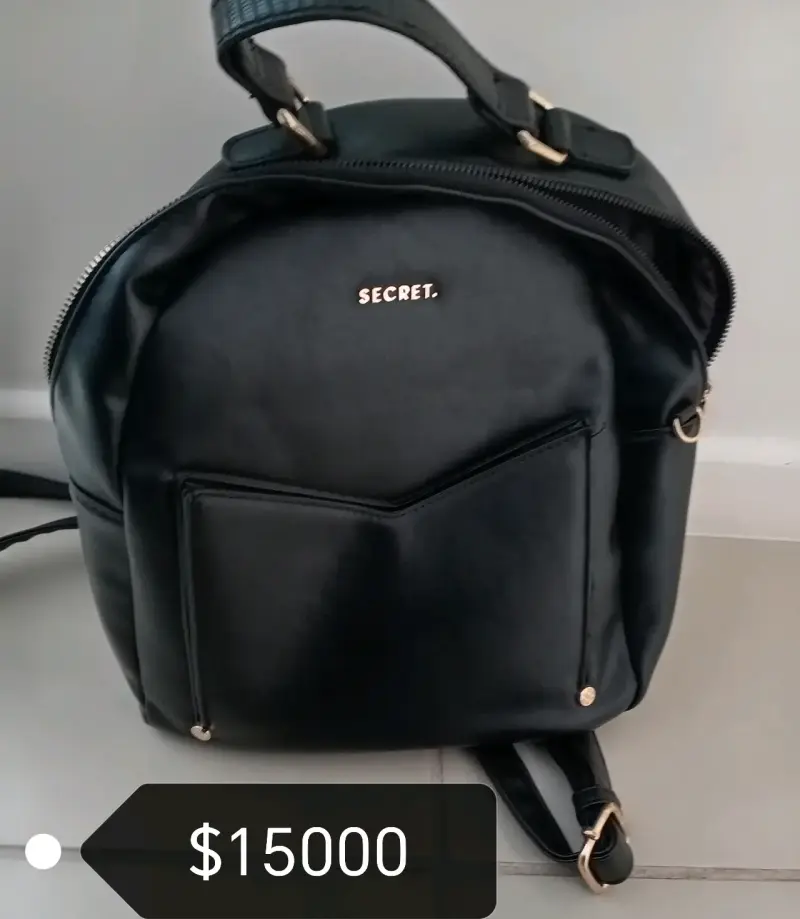 Mochila negra Secret en buen estado