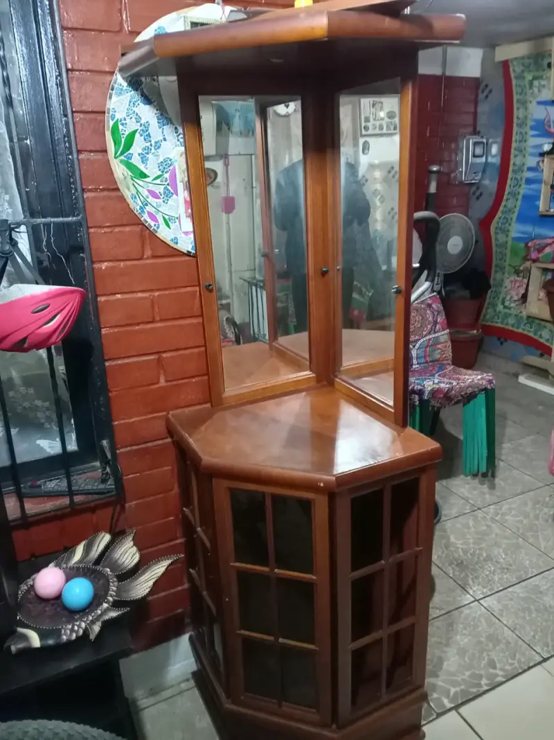 Vitrina Esquinera de Madera con Espejos