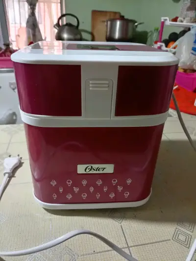 Máquina para hacer helados Oster roja - miniatura 1