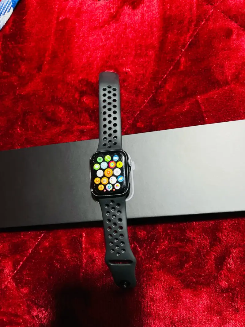 Apple Watch Nike con correa deportiva - 2
