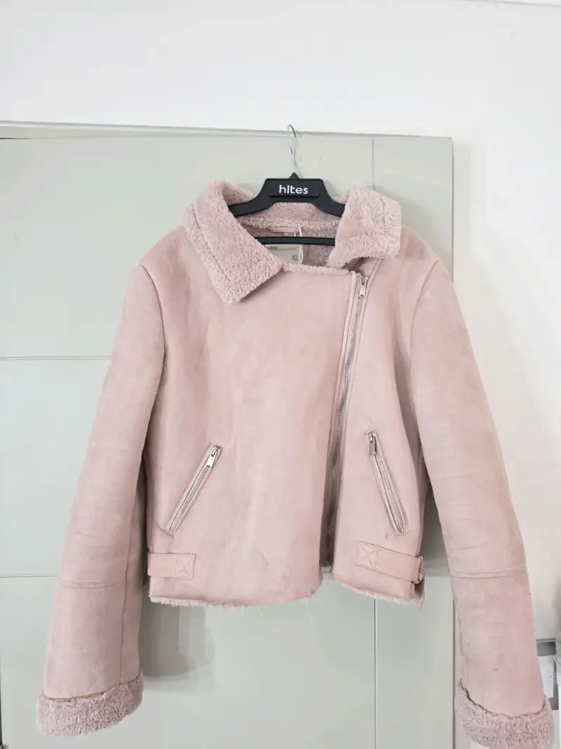 Chaqueta de mujer rosada con forro de lana