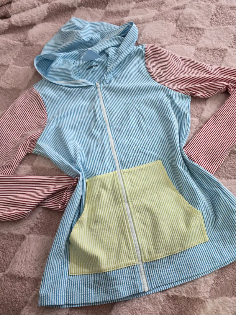 Chaqueta con capucha a rayas multicolor