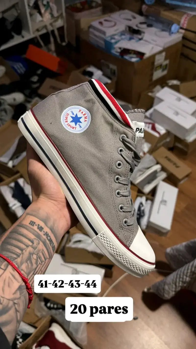 Zapatillas altas grises estilo clásico