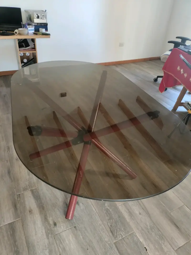 Mesa de vidrio ovalada con base de madera