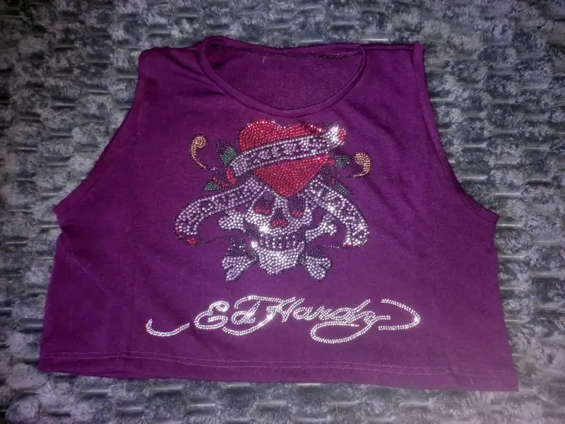 Polera sin mangas morada con diseño de cal - 1
