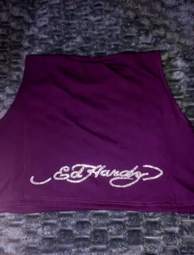 Polera sin mangas morada con diseño de cal - miniatura 2