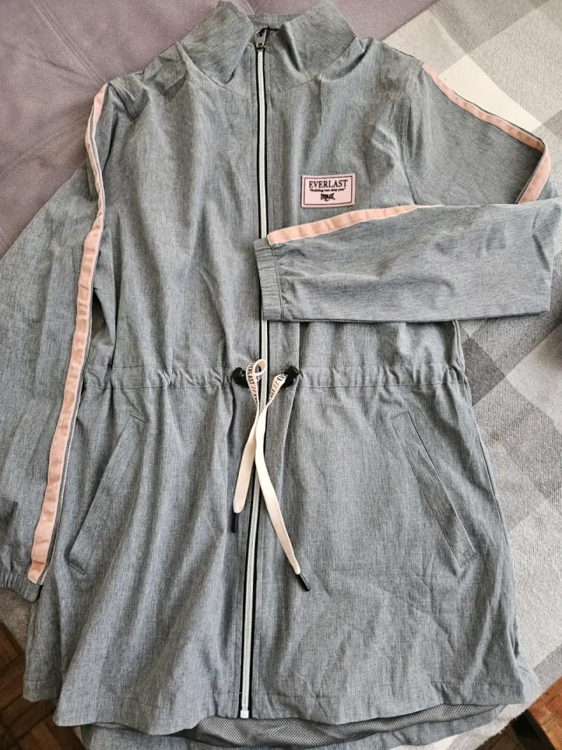 Chaqueta deportiva Everlast gris con detalles rosados