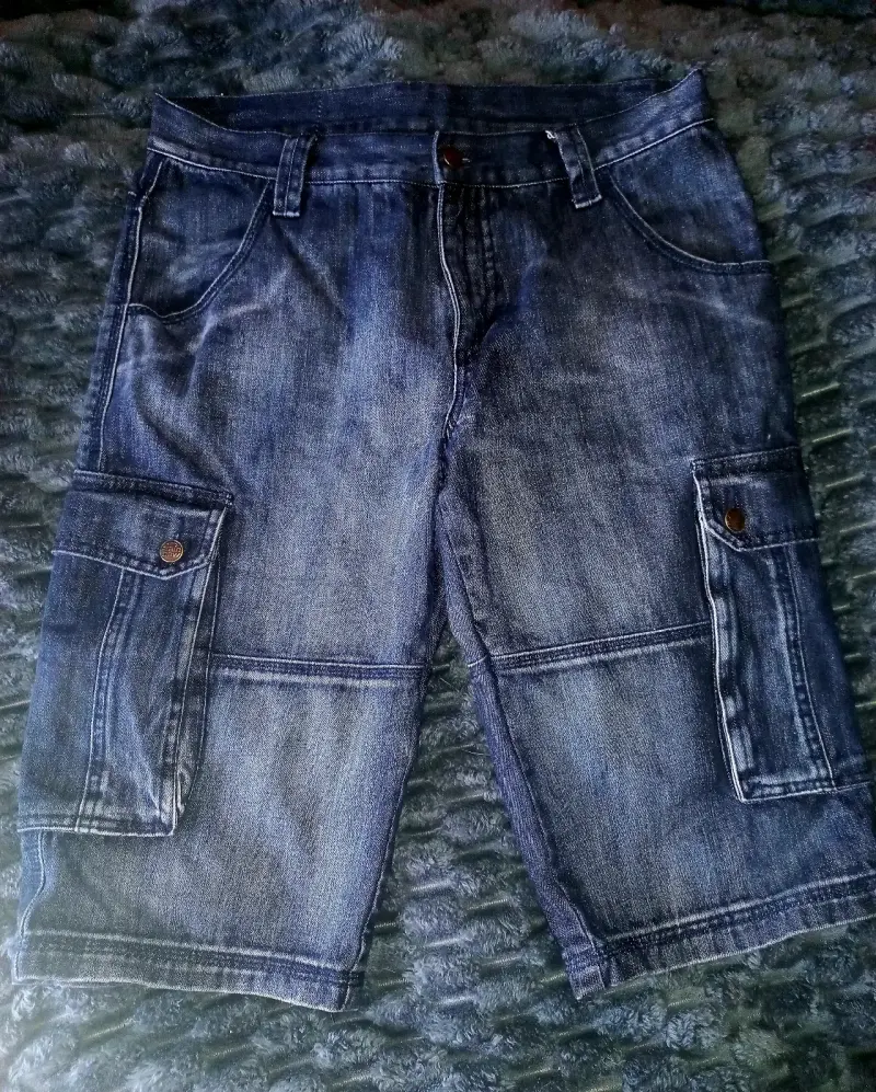 Bermudas de mezclilla para hombre con bolsillos cargo - 1