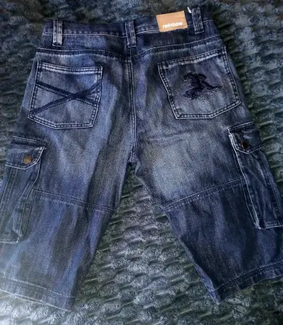 Bermudas de mezclilla para hombre con bolsillos cargo - miniatura 2