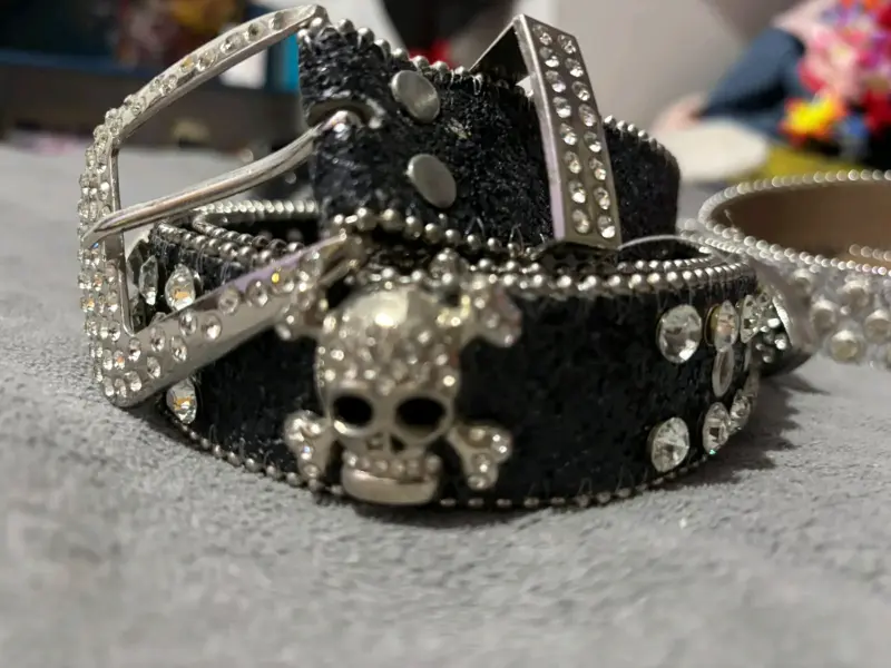 Cinturón negro con calavera y cristales brillantes