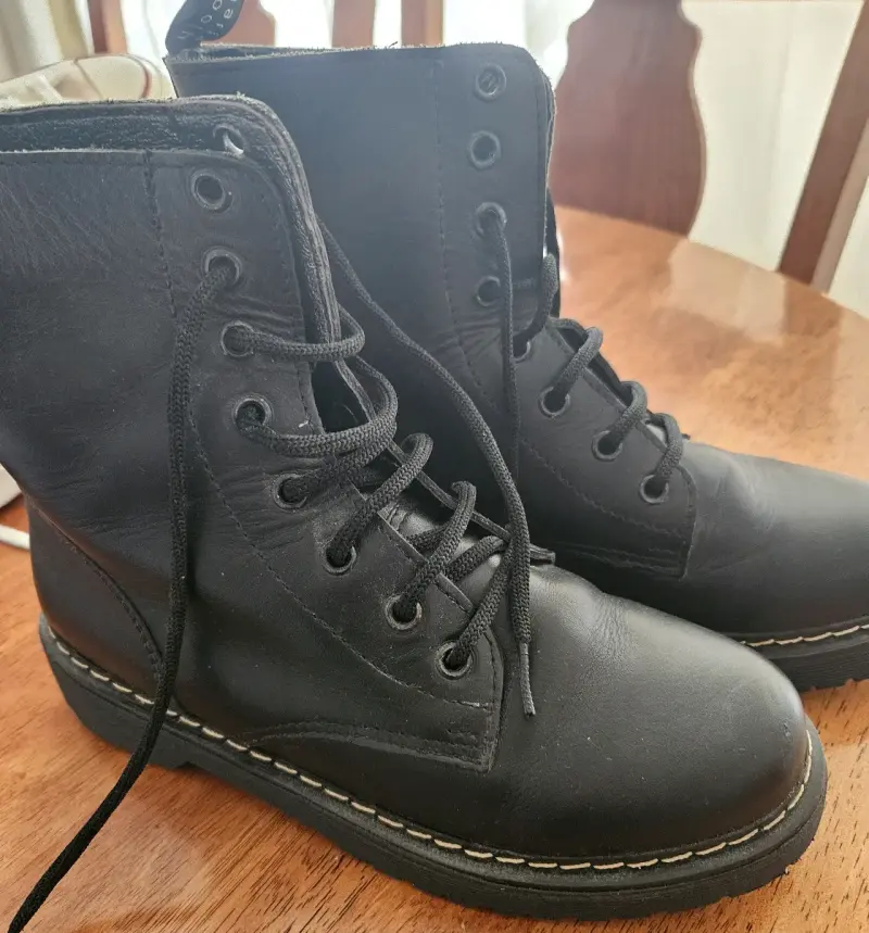 Botas negras de cuero estilo militar
