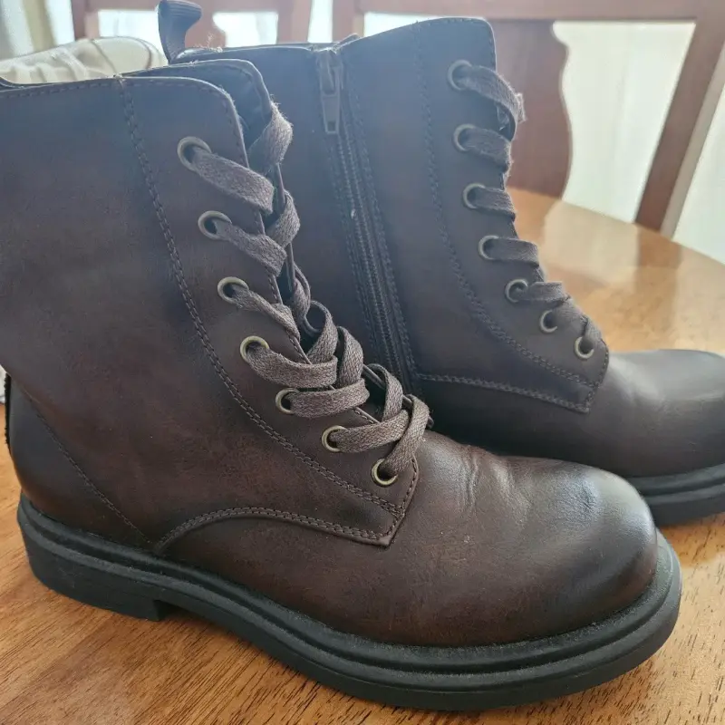 Botas de cuero marrón con cierre lateral