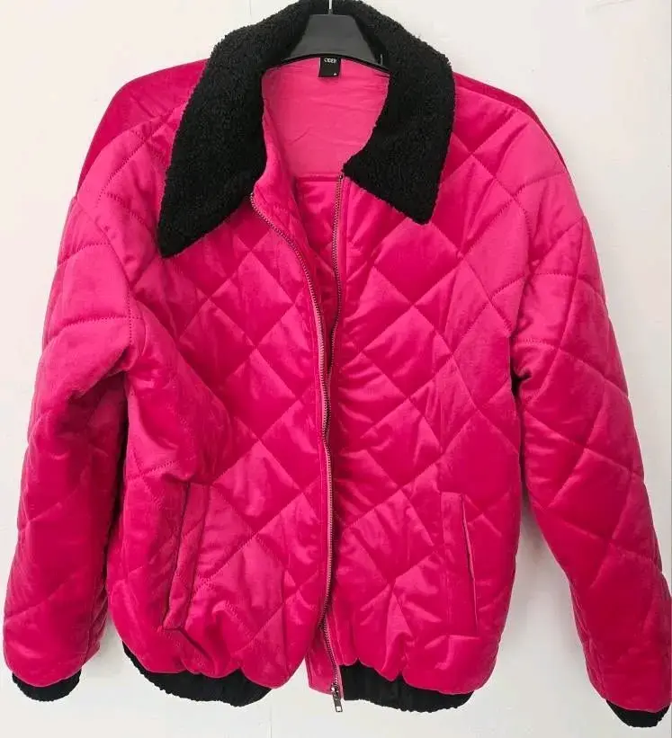 Chaqueta bomber acolchada rosa con cuello negro