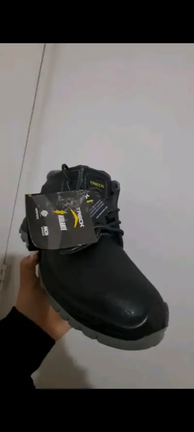 Botas de seguridad negras Treck con suela antideslizante - miniatura 1