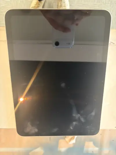 iPad Apple 11 gen de 10.9 pulgadas en buen estado - miniatura 2