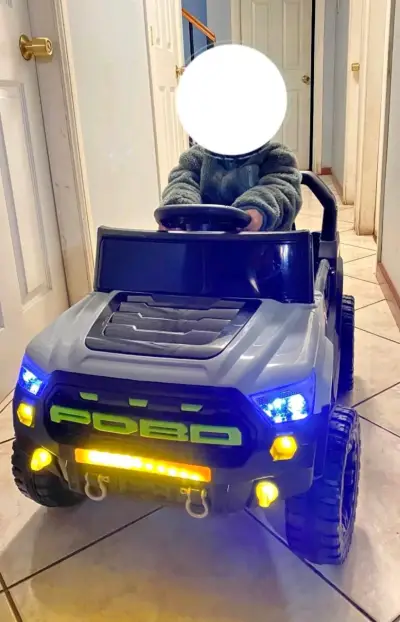 Auto eléctrico para niños con luces LED - miniatura 1