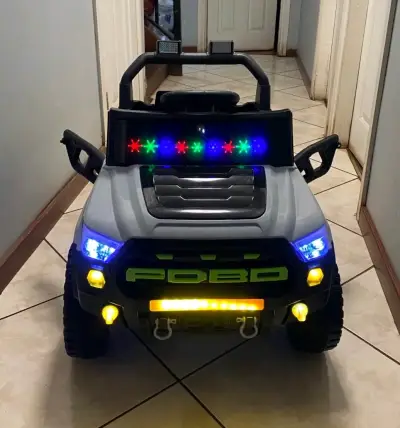 Auto eléctrico para niños con luces LED - miniatura 2