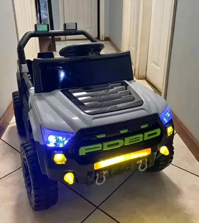 Auto eléctrico para niños con luces LED - miniatura 3