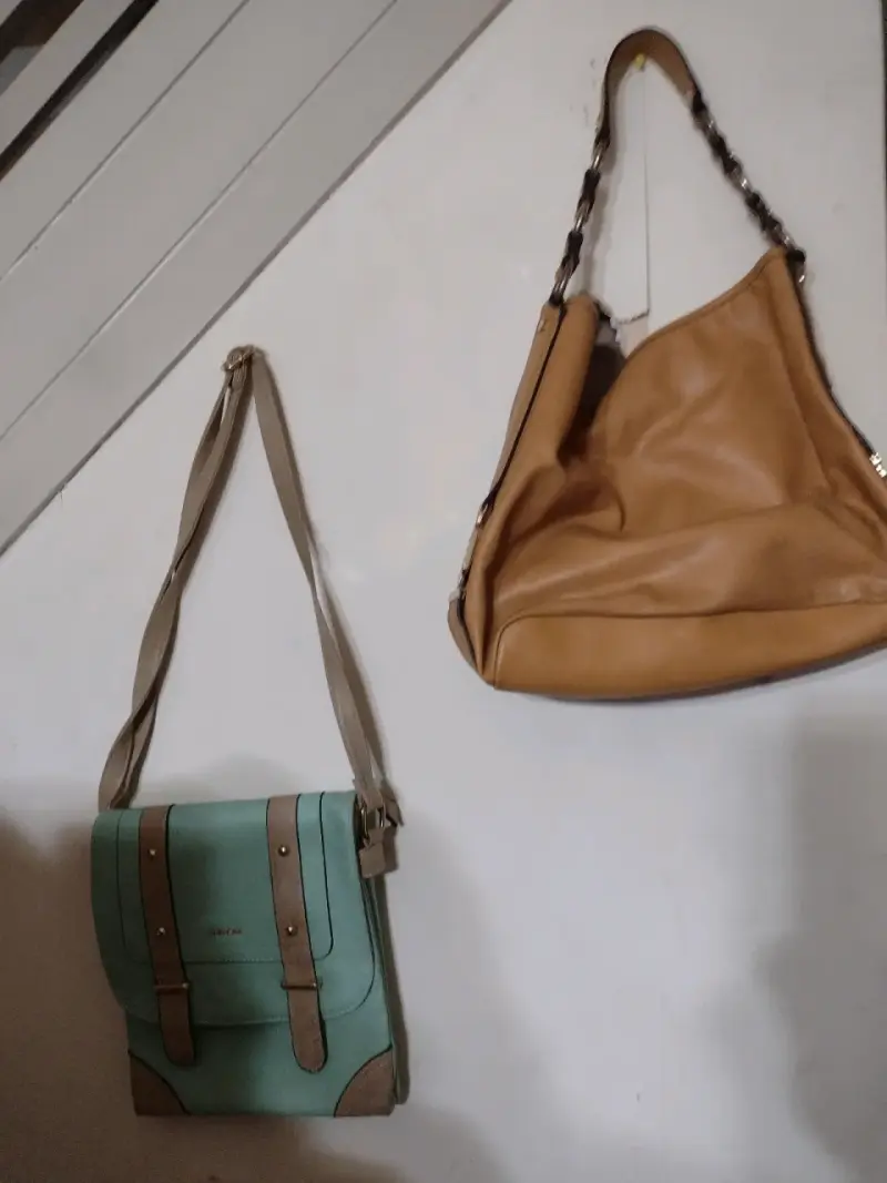 Bolso de cuero marrón con asa de cadena - 2