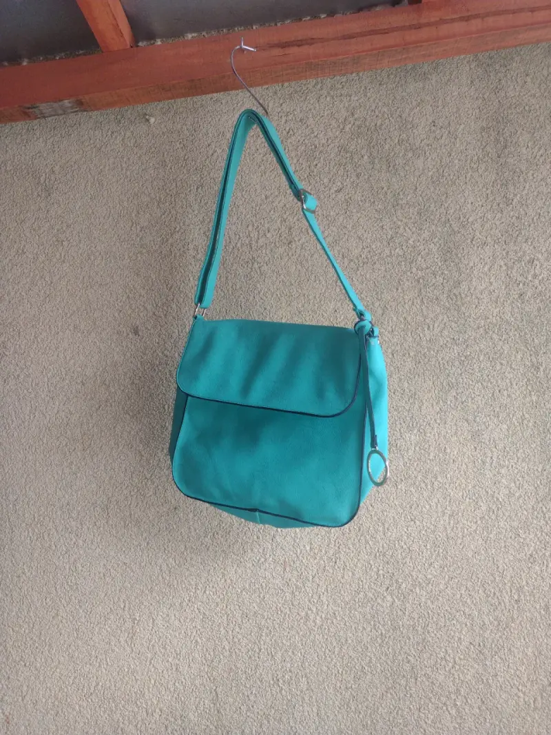 Cartera bandolera turquesa con correa ajustable - 1