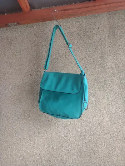 Cartera bandolera turquesa con correa ajustable - miniatura 1