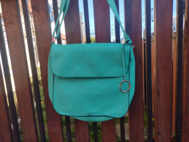 Cartera bandolera turquesa con correa ajustable - 2