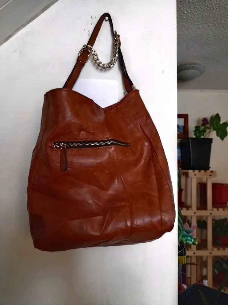Bolso de cuero marrón con cierre metálico - 1