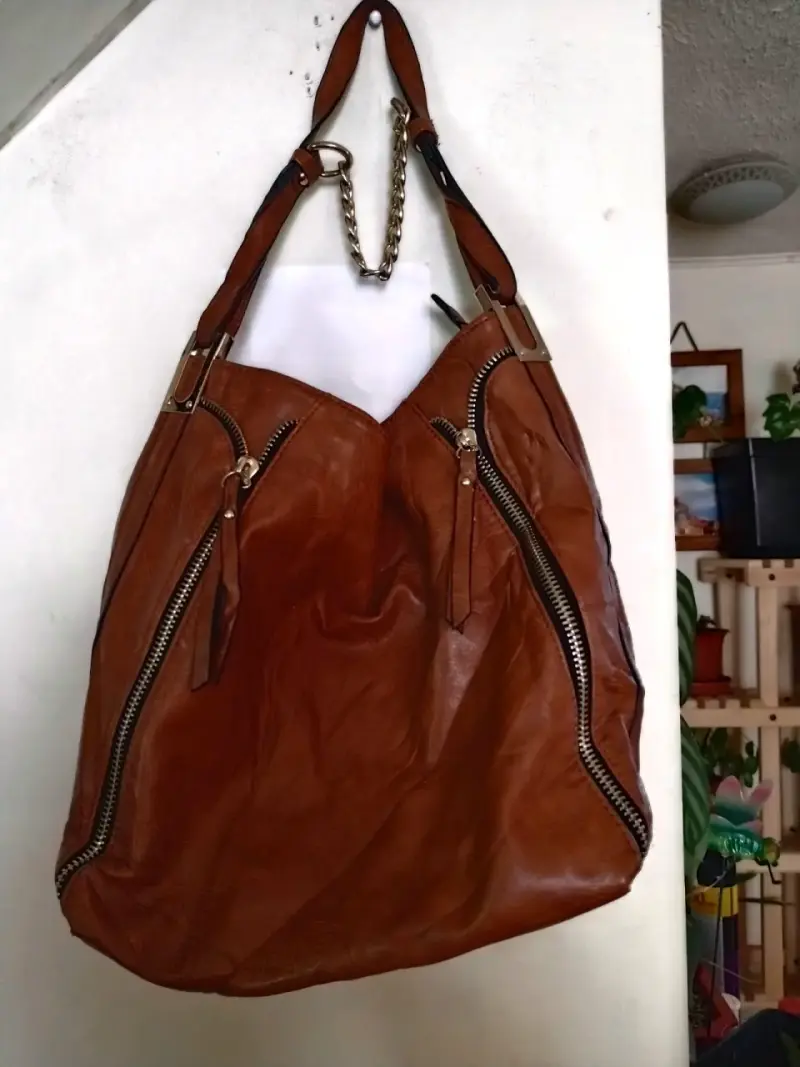 Bolso de cuero marrón con cierre metálico - 2