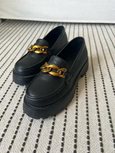 Mocasines negros con cadena dorada talla 36 dama - miniatura 1