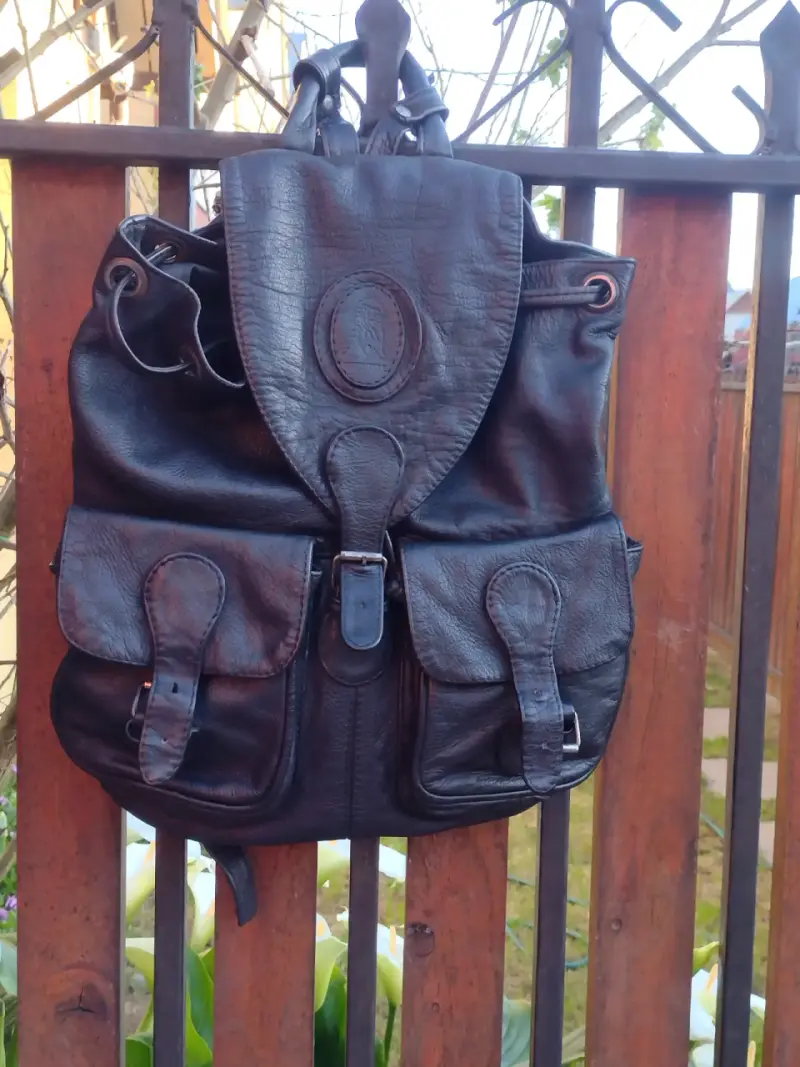 Mochila de cuero negra con bolsillos - 1