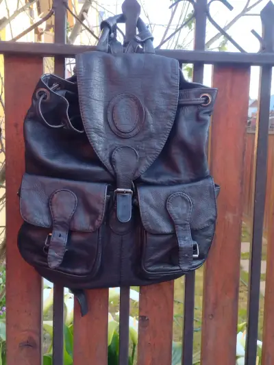 Mochila de cuero negra con bolsillos - miniatura 1