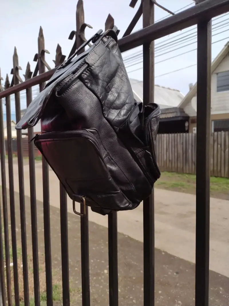 Mochila de cuero negra con bolsillos - 2