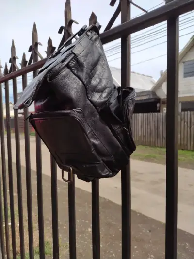 Mochila de cuero negra con bolsillos - miniatura 2