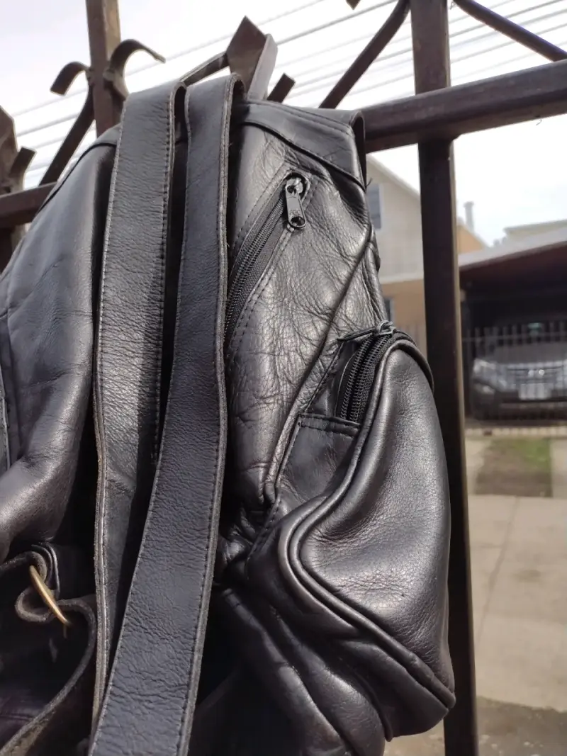 Mochila de cuero negra con bolsillos - 4