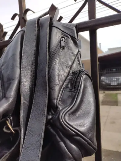 Mochila de cuero negra con bolsillos - miniatura 4
