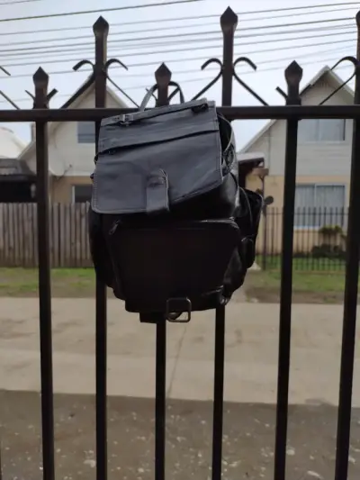 Mochila de cuero negra con bolsillos - miniatura 5