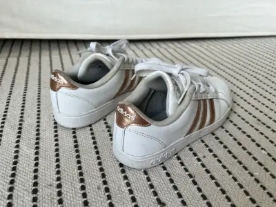 Zapatilla Adidas grand court dama talla 36 - miniatura 2
