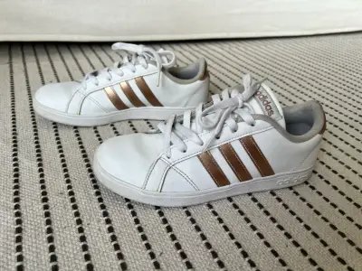 Zapatilla Adidas grand court dama talla 36 - miniatura 4