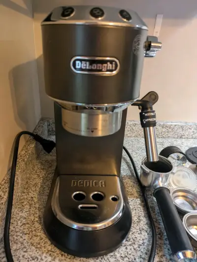 Cafetera espresso DeLonghi Dedica con accesorios - miniatura 1