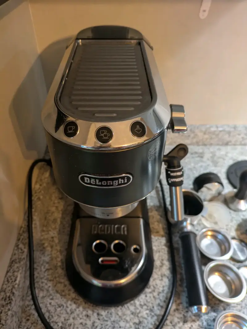 Cafetera espresso DeLonghi Dedica con accesorios - 2