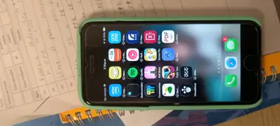 iPhone con carcasa de calaveras coloridas - miniatura 2