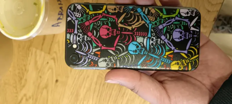 iPhone con carcasa de calaveras coloridas - 3