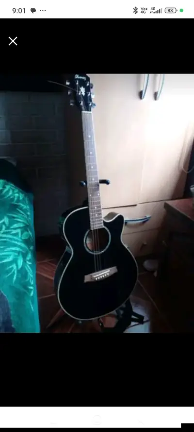 Guitarra electroacústica Ibanez negra con amplificador - miniatura 1