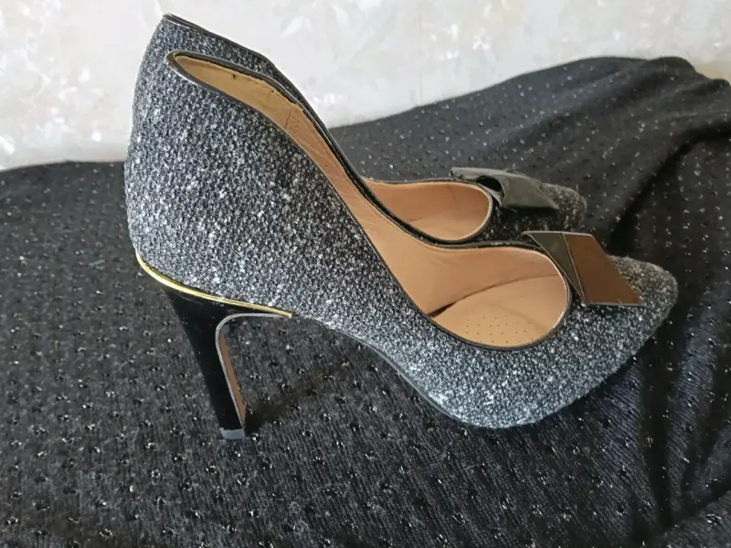 Zapatos de tacón Clarks negros con detalle brillante - 3