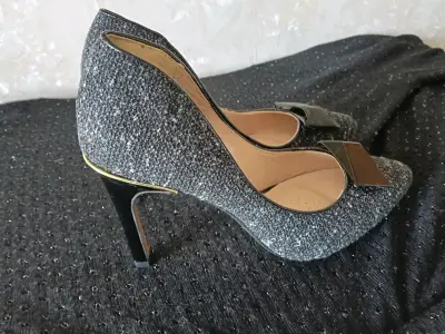 Zapatos de tacón Clarks negros con detalle brillante - miniatura 3
